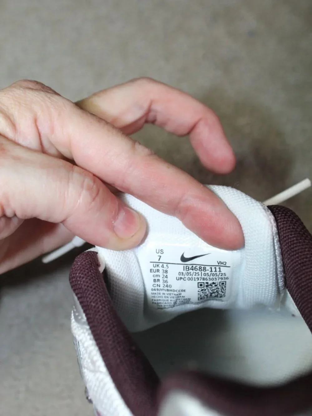 Nike Women's Size 7 Initiator (White Burgundy Crush) IB4688-111